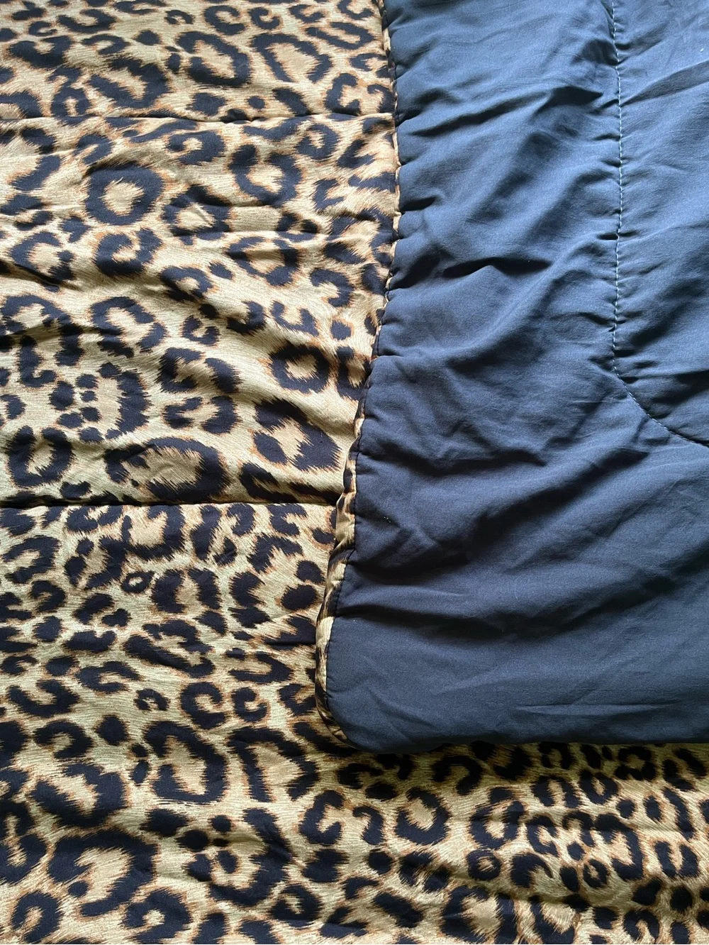 Soft & cozy Twin prominent leopard print by bed comforter bedspread
